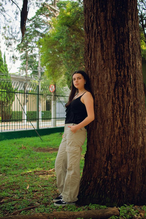 Quels conseils pour porter des pantalons cargo de manière féminine?